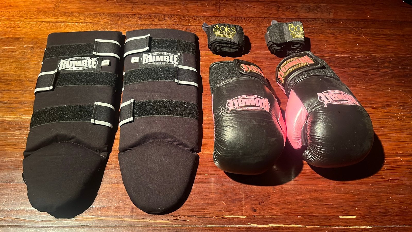 Kickbox set XS, scheenbeschermers, handschoenen en bandages, Sport en Fitness, Boksen, Ophalen of Verzenden, Zo goed als nieuw