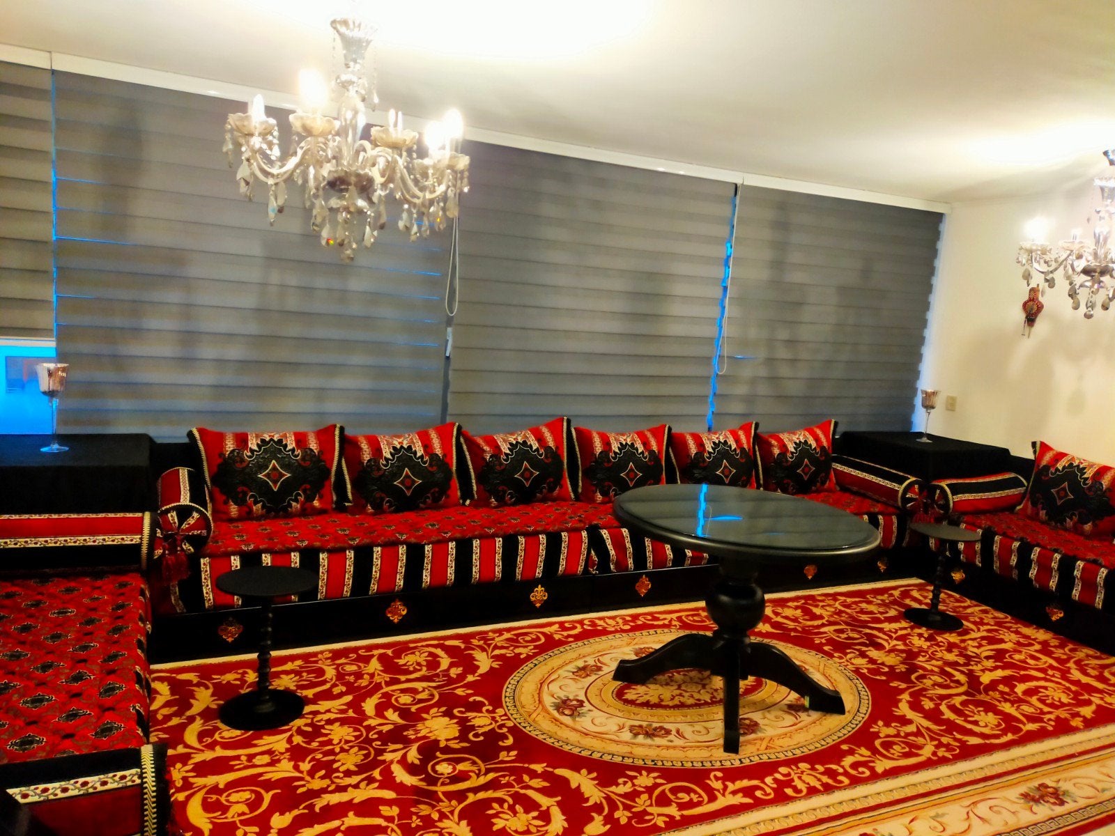 Marokkaanse banken + tapijt+ tafel + 2 bijzettafels, Huis en Inrichting, Banken | Bankstellen, Ophalen, Overige maten, Hoekbank