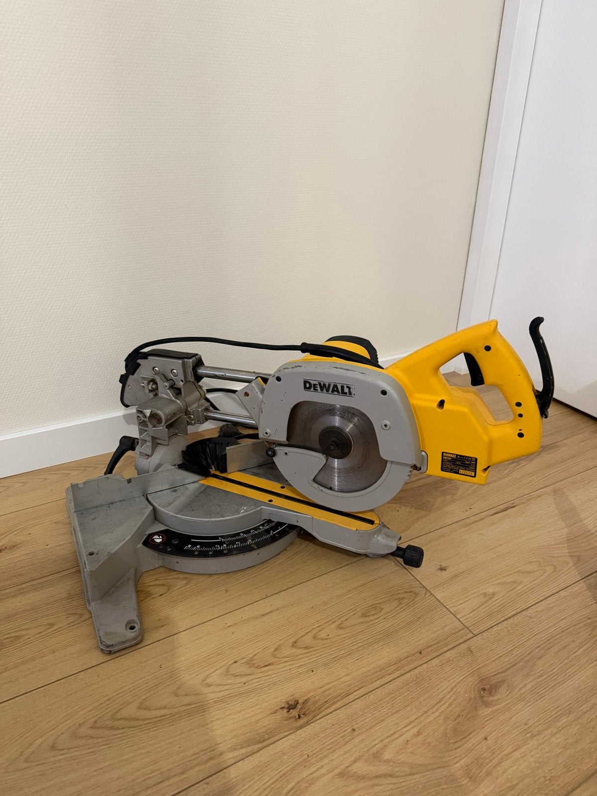 DeWalt DW707 Afkortzaag - Gebruikt, Ophalen, Gebruikt, 600 tot 1200 watt, Afkortzaag