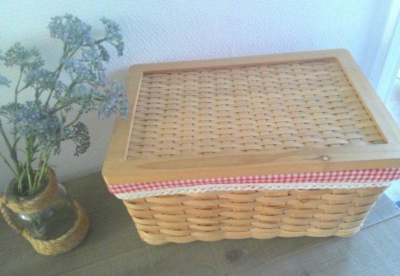Brocante geweven mand gevoerd met rood/wit ruitje en houten, Gebruikt, Overige typen, Ophalen of Verzenden, Riet
