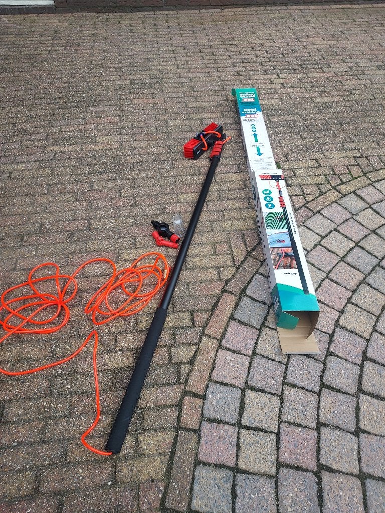 buiten bezem met uitschuifbare steel, Ophalen
