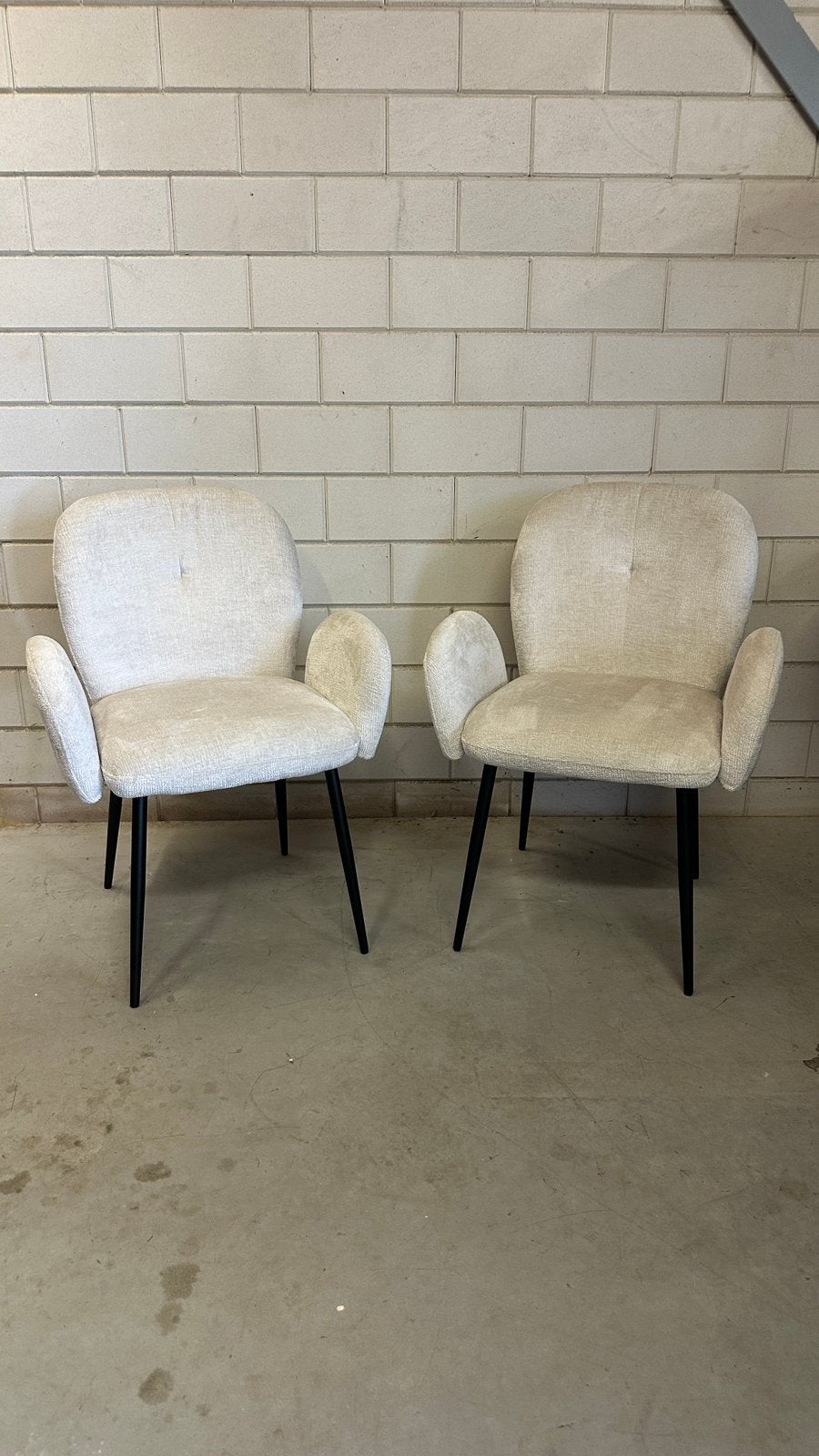 2x Eetkamerstoel Bobby ecru/beige – showroommodellen, Twee, Overige kleuren, Ophalen of Verzenden, Stof