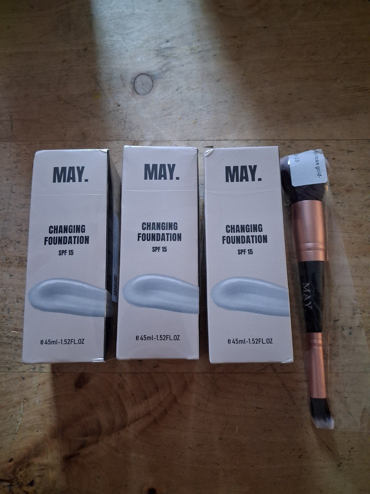 MAY. Changing Foundation SPF 15 met kwast - 3 stuks, Overige kleuren, Gehele gezicht, Nieuw, Ophalen of Verzenden