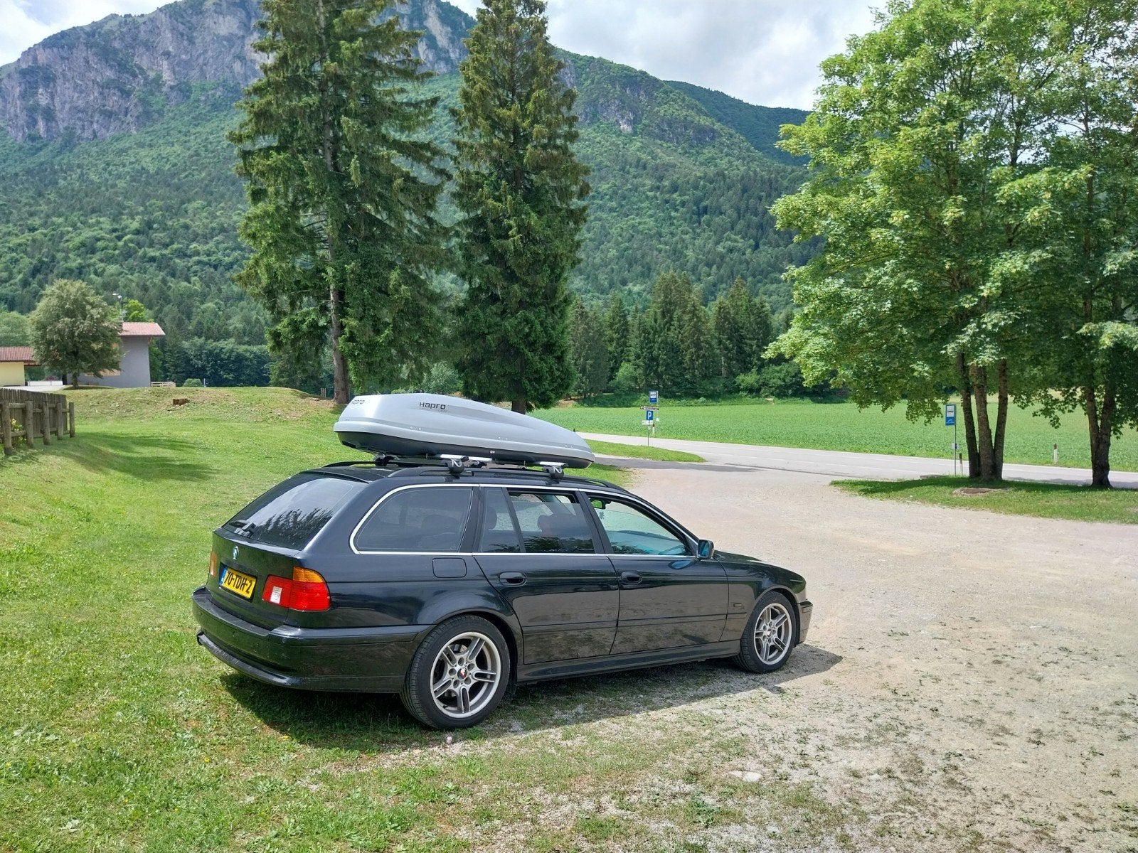 BMW 5-Serie 2.5 I 525 Touring AUT 2002 Zwart, Auto's, Automaat, Achterwielaandrijving, 1610 kg, Zwart