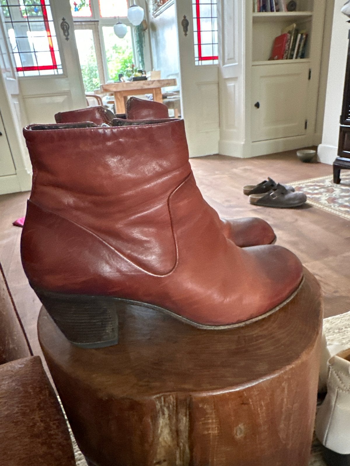 Rode leren enkellaarzen met hak van Pantanetti maat 39,5, Kleding | Dames, Schoenen, Ophalen of Verzenden, Gedragen, Bruin, Lage of Enkellaarzen