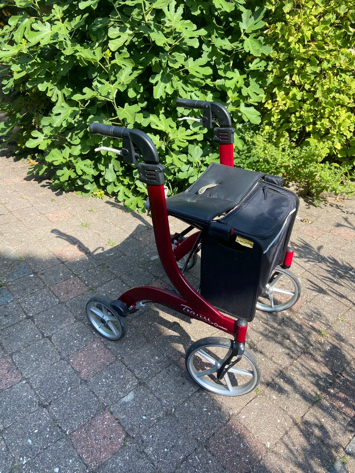 Mooie rode Travixx De Luxe M rollator, Diversen, Rollators, Gebruikt, Lichtgewicht, Opvouwbaar, Ophalen