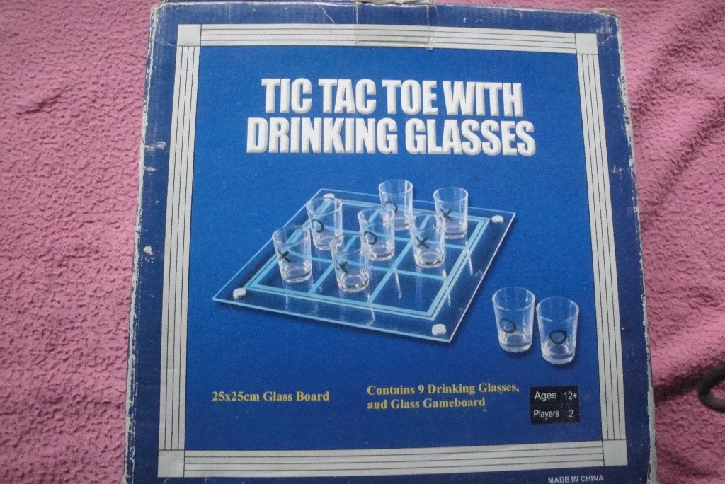 TIC TAC TOE WITH DRINKING GLASSES  BORDSPEL  2sp. 3,95euro., Hobby en Vrije tijd, Gezelschapsspellen | Bordspellen, Een of twee spelers