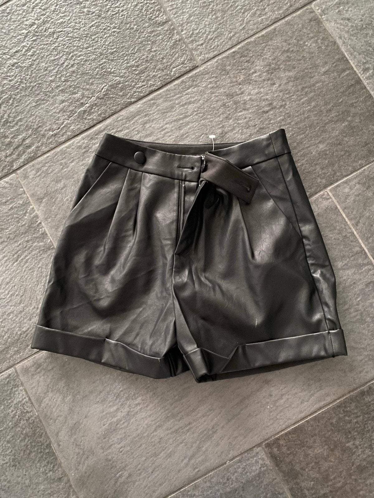 Drôle de Copine Zwarte Faux Leren Shorts Maat S, Kleding | Dames, Broeken en Pantalons, Kort, Zwart, Ophalen of Verzenden, Zo goed als nieuw