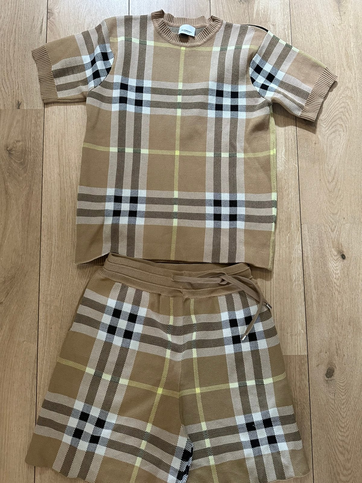 Burberry Jacquard set t-shirt + korte broek maat S, Verzenden, Nieuw, Maat 46 (S) of kleiner, Bruin
