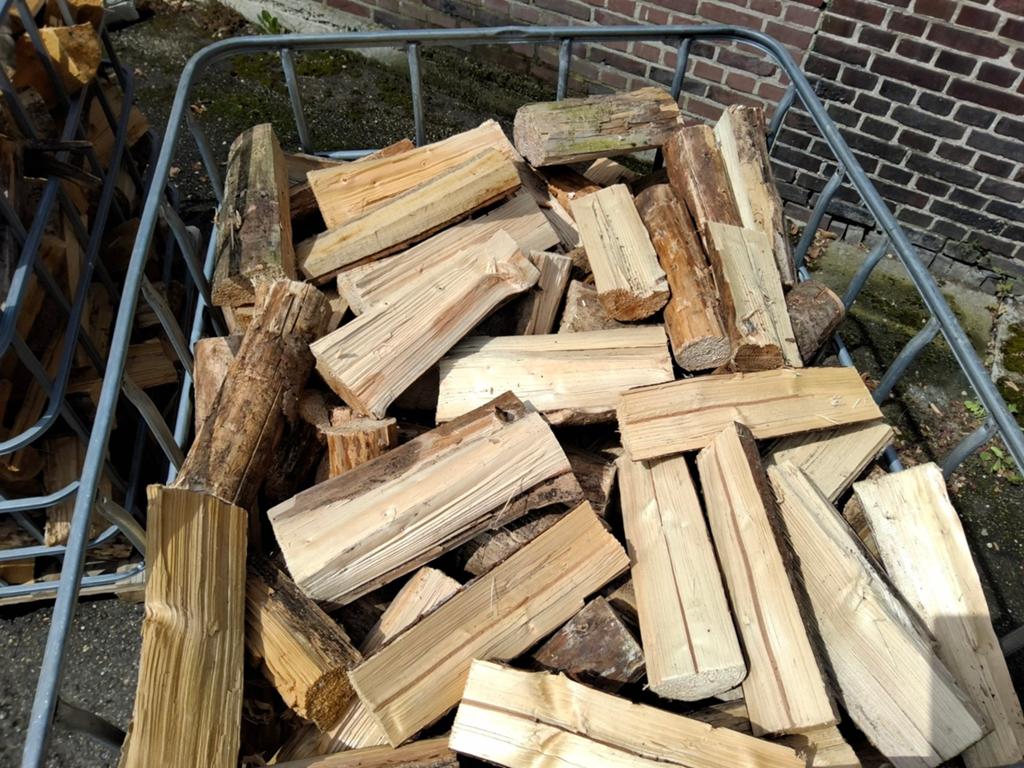 Voordelig sparrenhout te koop DROOG 60 euro/m3, Tuin en Terras, Haardhout, Minder dan 3 m³, Ophalen