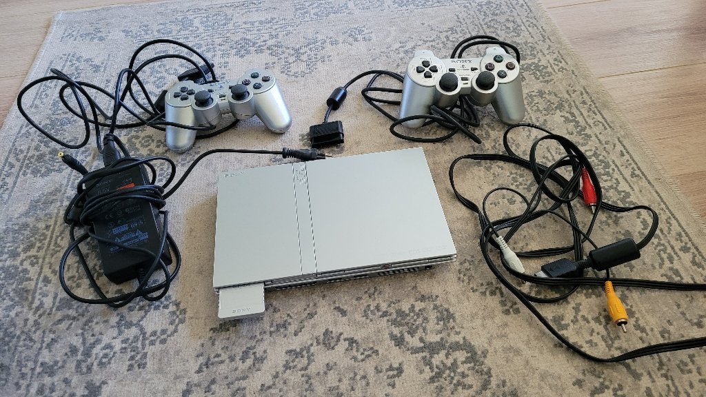 Playstation 2 slim memory card,twee controllers en 4 games, Gebruikt, Met games, Met 2 controllers, Ophalen of Verzenden