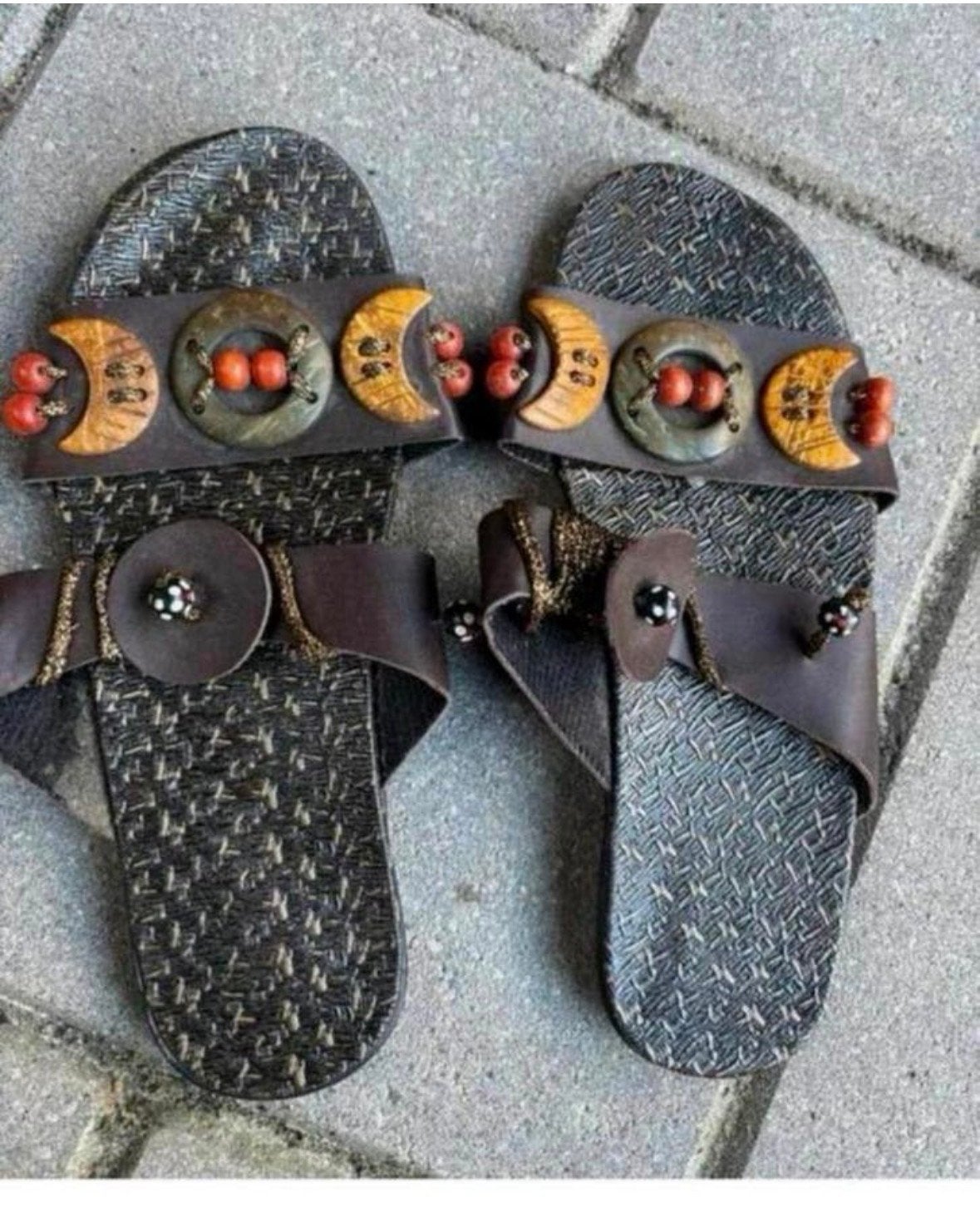 Slippers maat 39 met decoratieve kralen, Ophalen of Verzenden, Gedragen, Bruin, Slippers