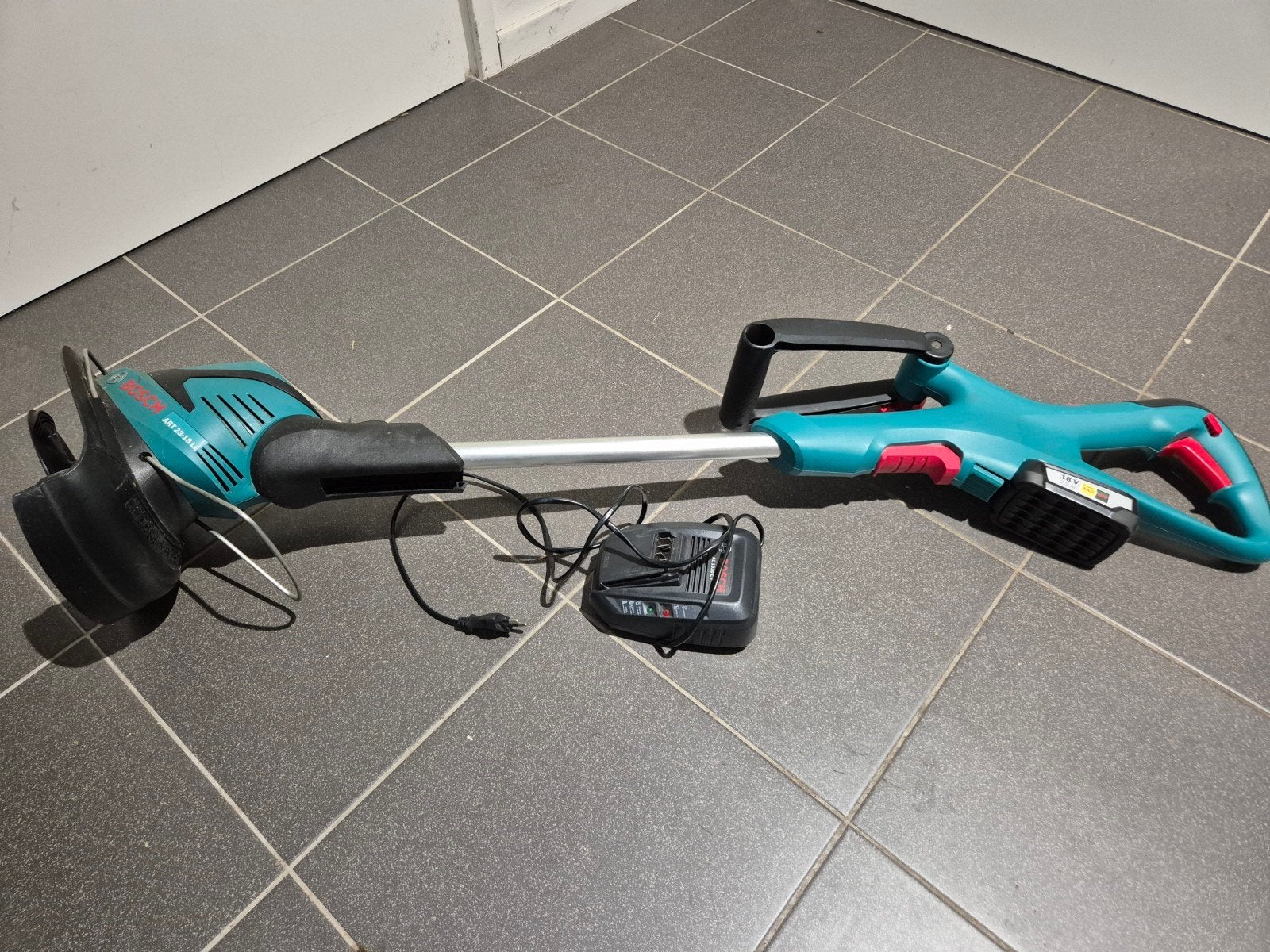 bosch grastrimmer 23-18Li + accu 18v met oplader, Ophalen, Accu, Onbekend, Zo goed als nieuw