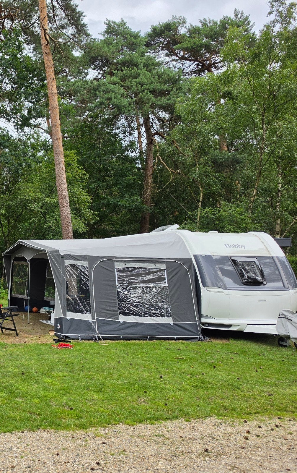 Hobby De Luxe 490 KMF 2024, stapelbed, mover, voortent, Caravans en Kamperen, Hobby, Dwars-stapelbed, Treinzit, Particulier