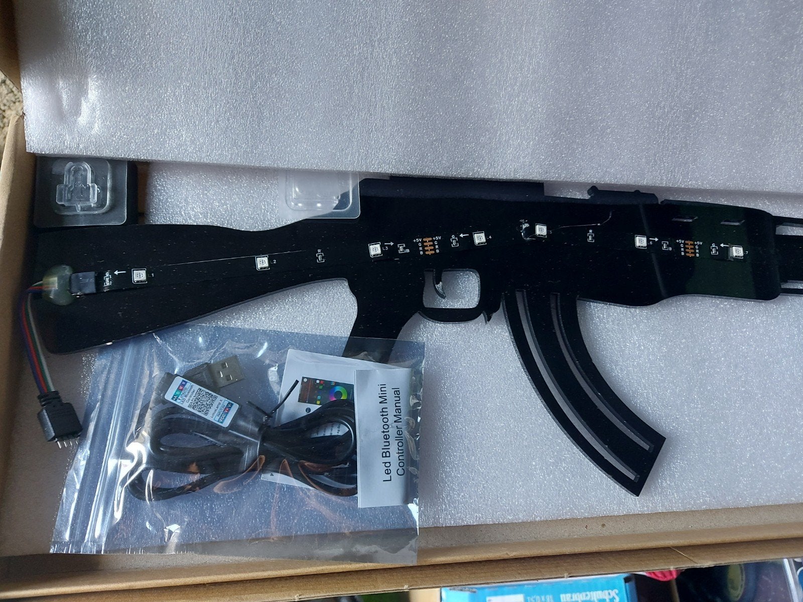 AK-47 LED Wanddecoratie - Nieuw in doos, Zwart, Nieuw, Kunststof, Ophalen of Verzenden
