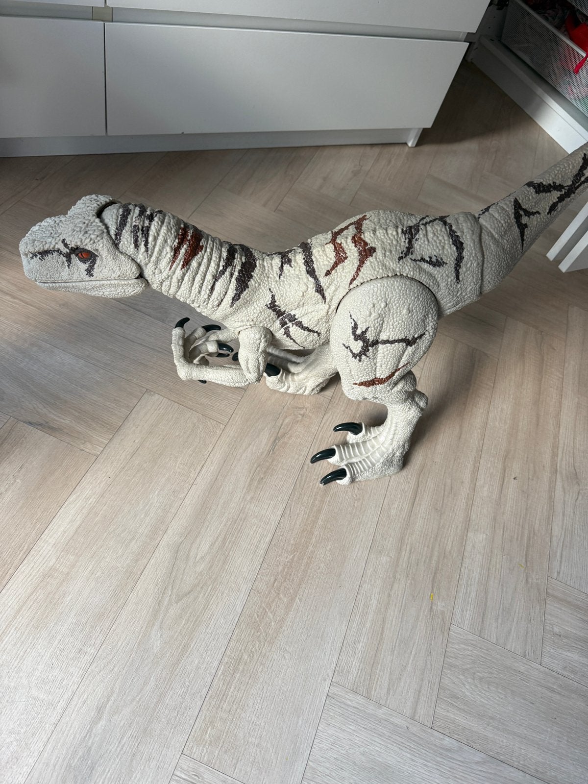 Originele Jurassic World Velociraptor Grote uitvoering 90 cm, Ophalen of Verzenden, Zo goed als nieuw