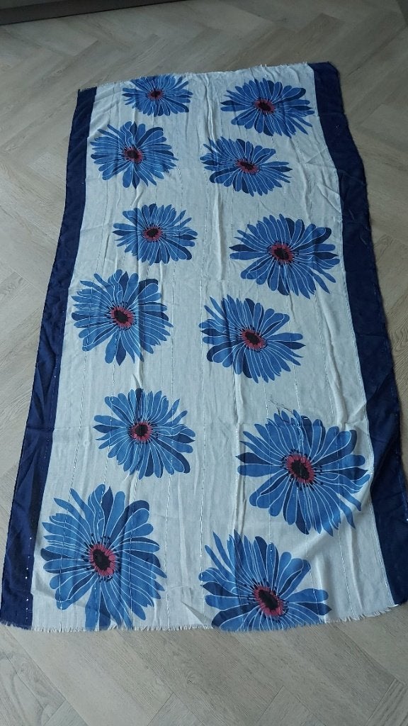 Zachte sjaal met subtiel zilverdraad erin geweven, Ophalen of Verzenden, Zo goed als nieuw, Maat 46/48 (XL) of groter, Sjaal