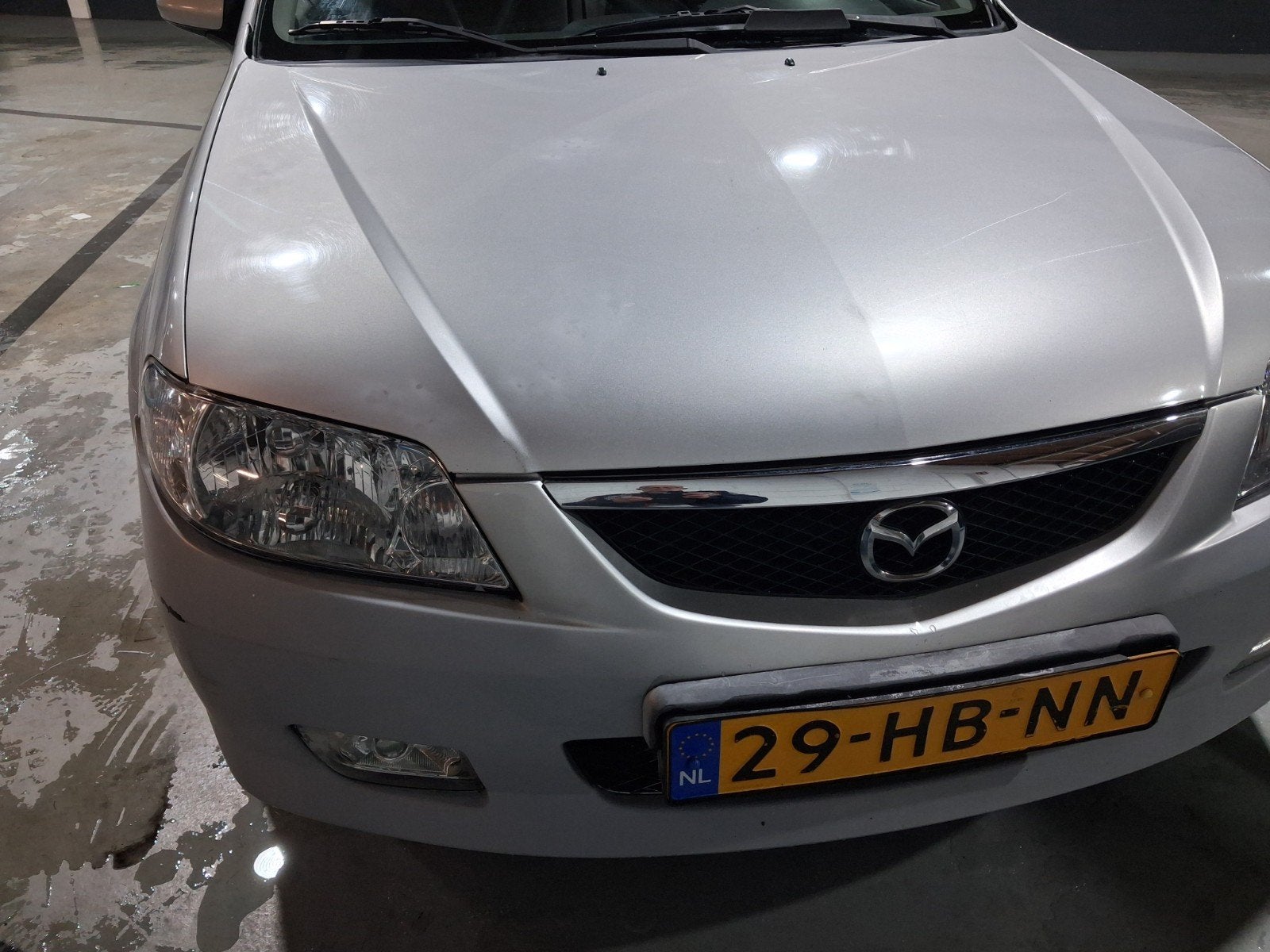 Mazda 323 1.6 SDN Exclusive 2001 Grijs, Auto's, Mazda, 4 cilinders, 400 kg, 1070 kg, 49 €/maand