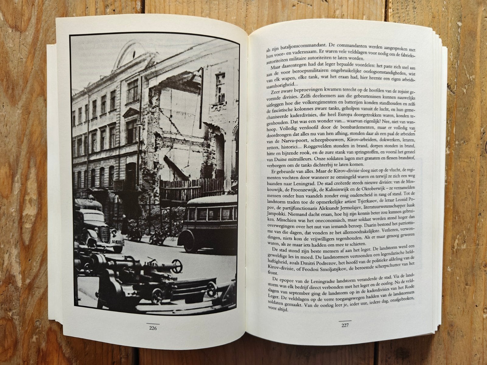 Leningrad: Belegerde Stad 1941-1944., Aleksandr Adamovitsj & Daniil Granin, Ophalen of Verzenden, Algemeen, Tweede Wereldoorlog