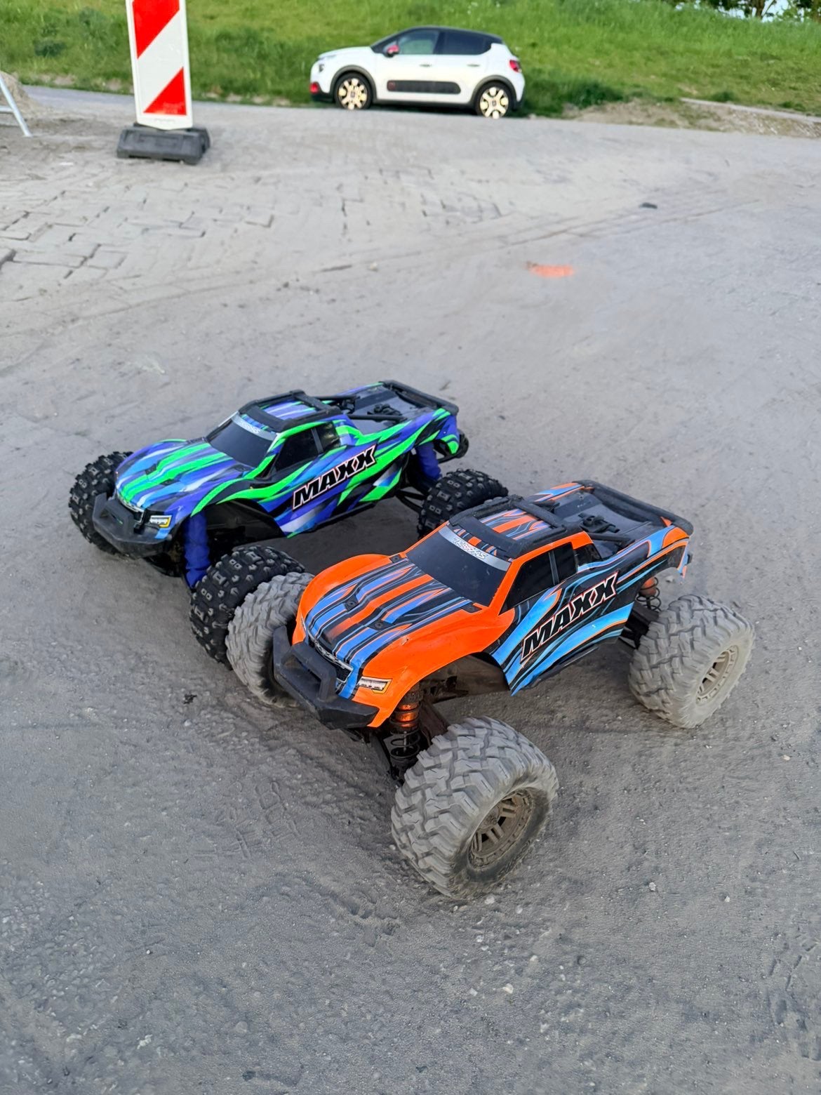 Traxxas maxx 2 accus, Hobby en Vrije tijd, Ophalen of Verzenden, Zo goed als nieuw, Auto offroad