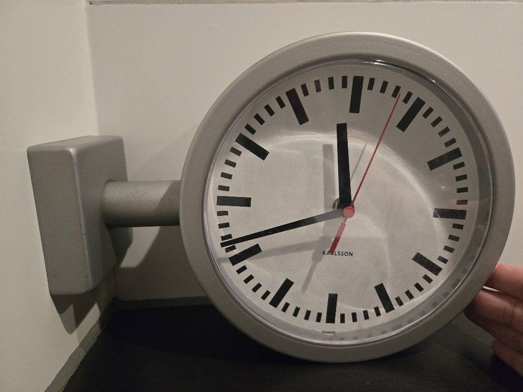 Stationsklok zilver merk Karlsson, Huis en Inrichting, Woonaccessoires | Klokken, Ophalen, Werkt op batterijen, Zilver, Modern
