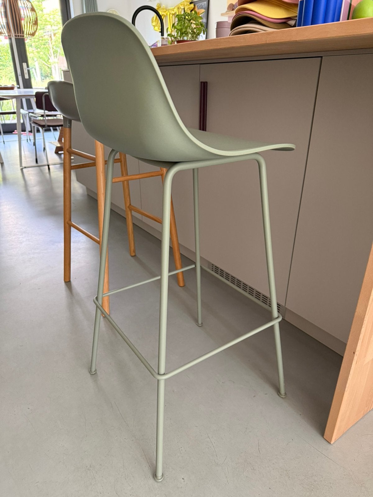 Muuto fiber barkruk 75cm barstool groen mat, 1 kruk, Ophalen of Verzenden, Zo goed als nieuw, 60 tot 90 cm