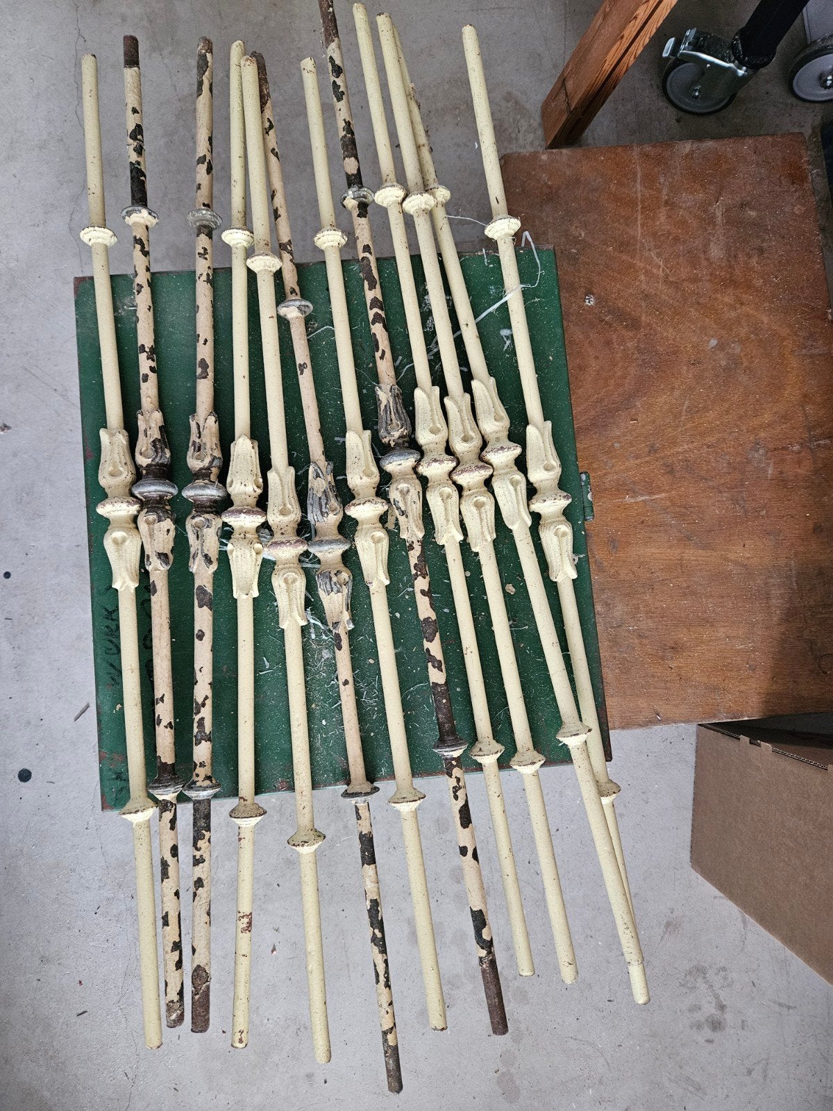 Set van 12 Antieke Baluster Spijlen - Decoratief Metaal, Doe-het-zelf en Verbouw, Ophalen, Gebruikt
