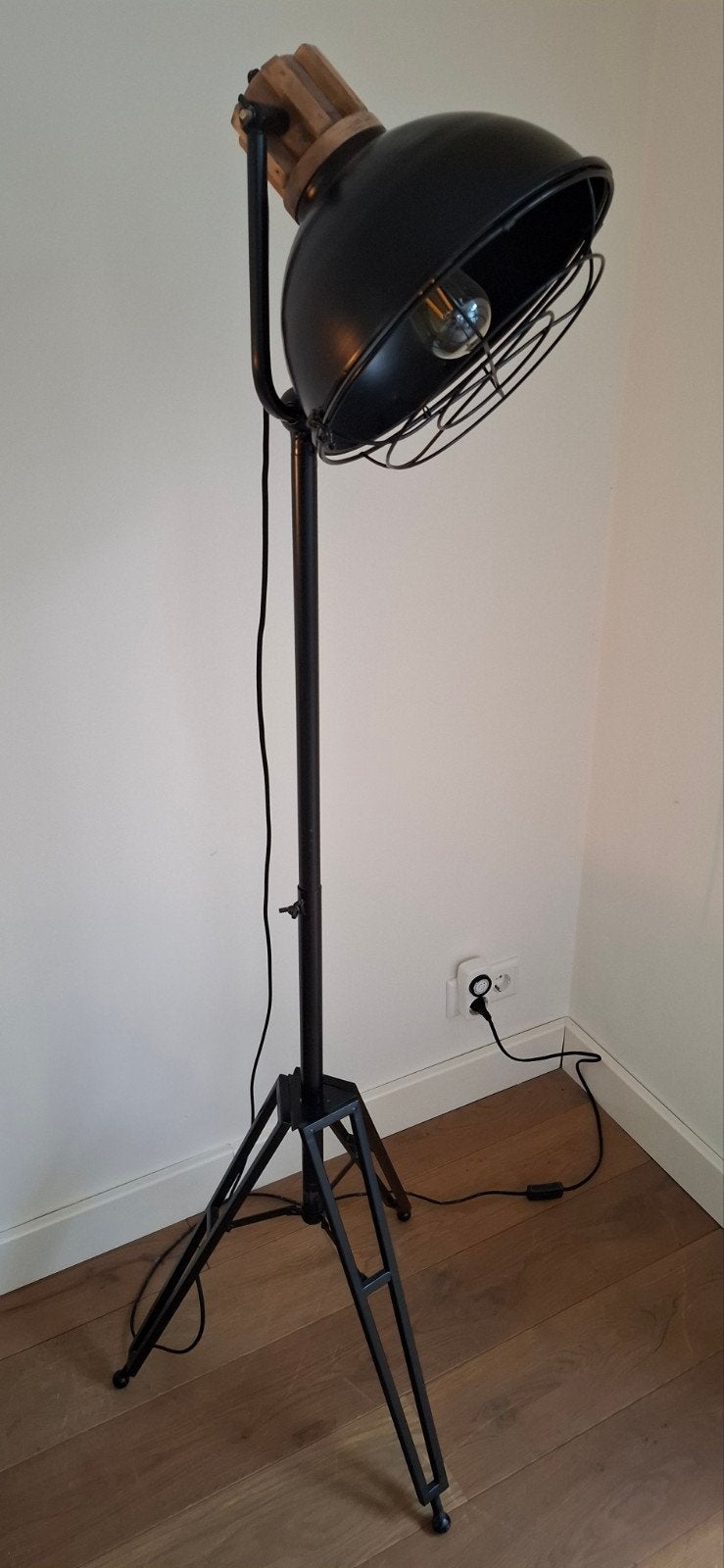 Industriële Vloerlamp Zwart met Houten Detail, Huis en Inrichting, Ophalen, Gebruikt, Industrieel, Modern, E27 (groot)