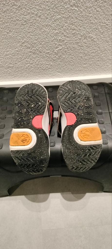 Nike sportschoenen maat 27,5 - zo goed als nieuw, Kinderen en Baby's, Kinderkleding | Schoenen en Sokken, Ophalen of Verzenden