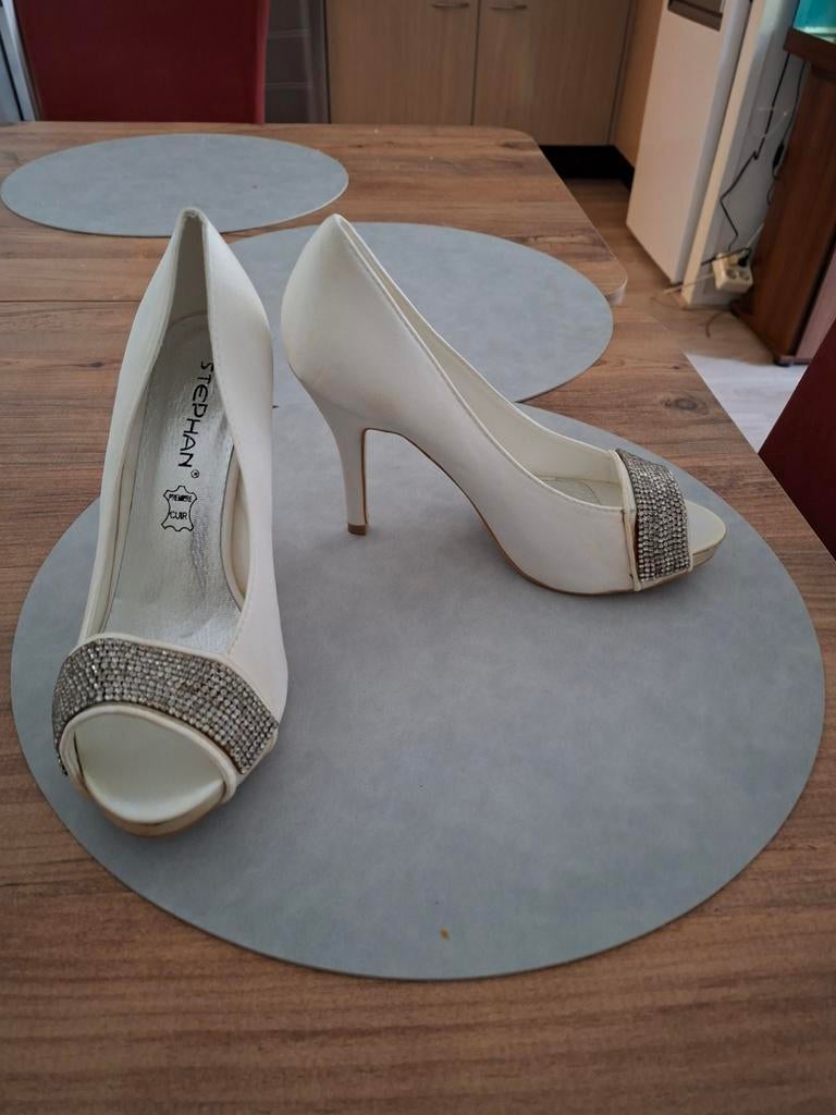 Nieuwe trouwschoenen met strass - Nooit gedragen!, Ophalen of Verzenden, Nieuw, Wit, Schoenen