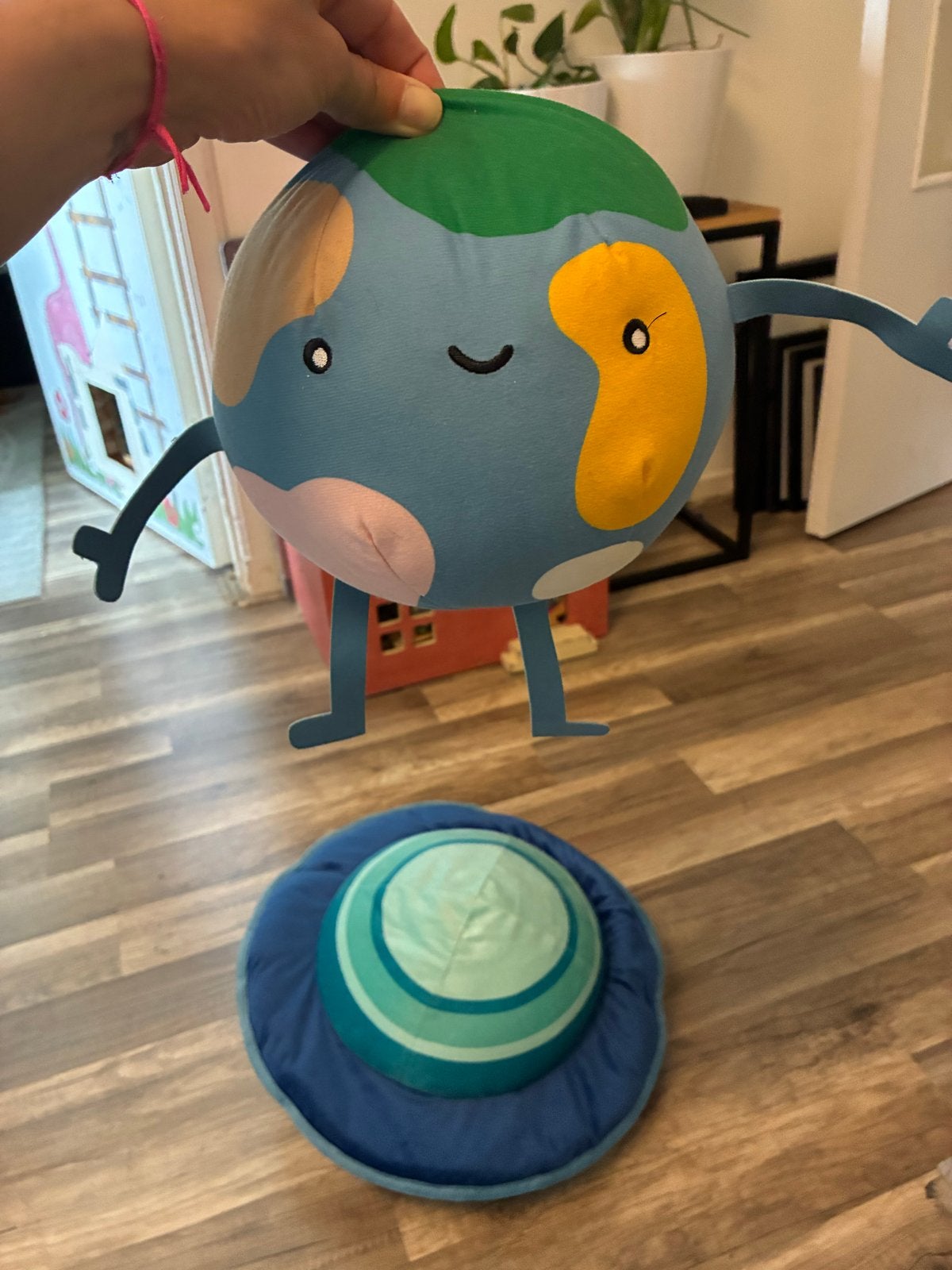 IKEA AFTONSPARV Knuffel Wereldbol en Planeet (2x), Overige typen, Ophalen of Verzenden, Zo goed als nieuw, Middelgroot (20 tot 80 cm)