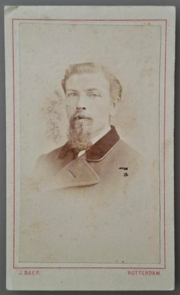 174 cdv man met sik Rotterdam fotograaf J. Baer, Ophalen of Verzenden, Voor 1940, Gebruikt, Overige onderwerpen