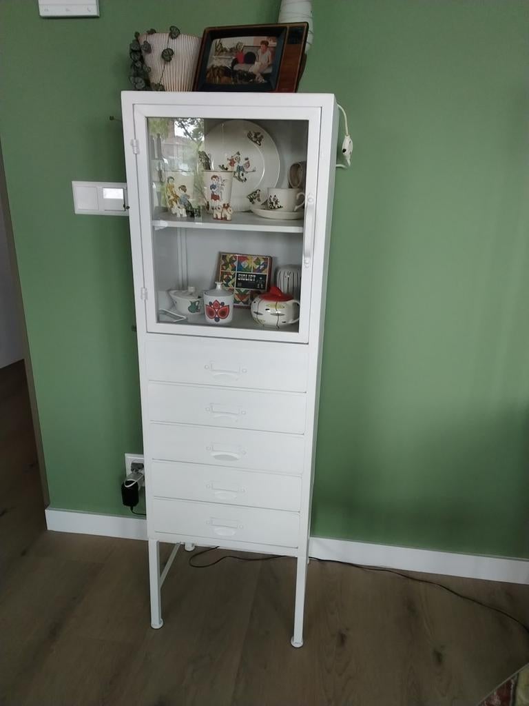 Smalle witte vitrinekast met lades - 124,5 cm hoog, Huis en Inrichting, Kasten | Vitrinekasten, Ophalen, Minder dan 50 cm, Gebruikt