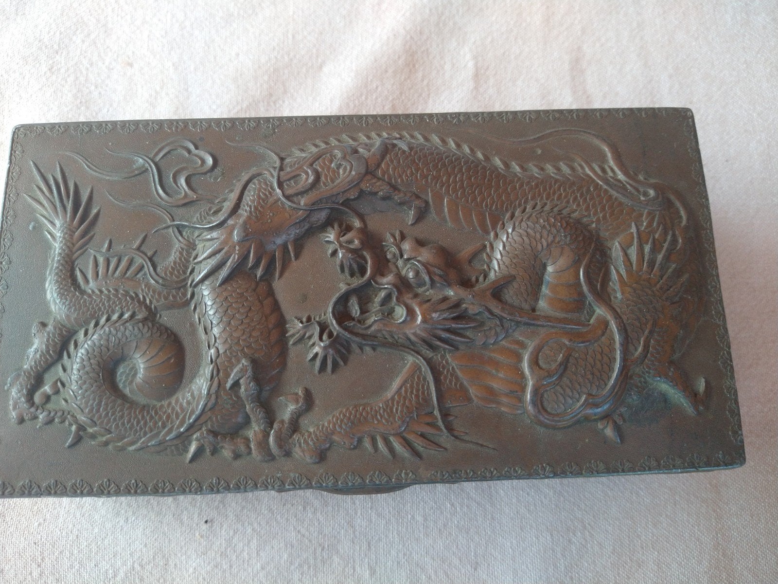 Antieke bronzen doos met draken en bloemen reliëf, Ophalen
