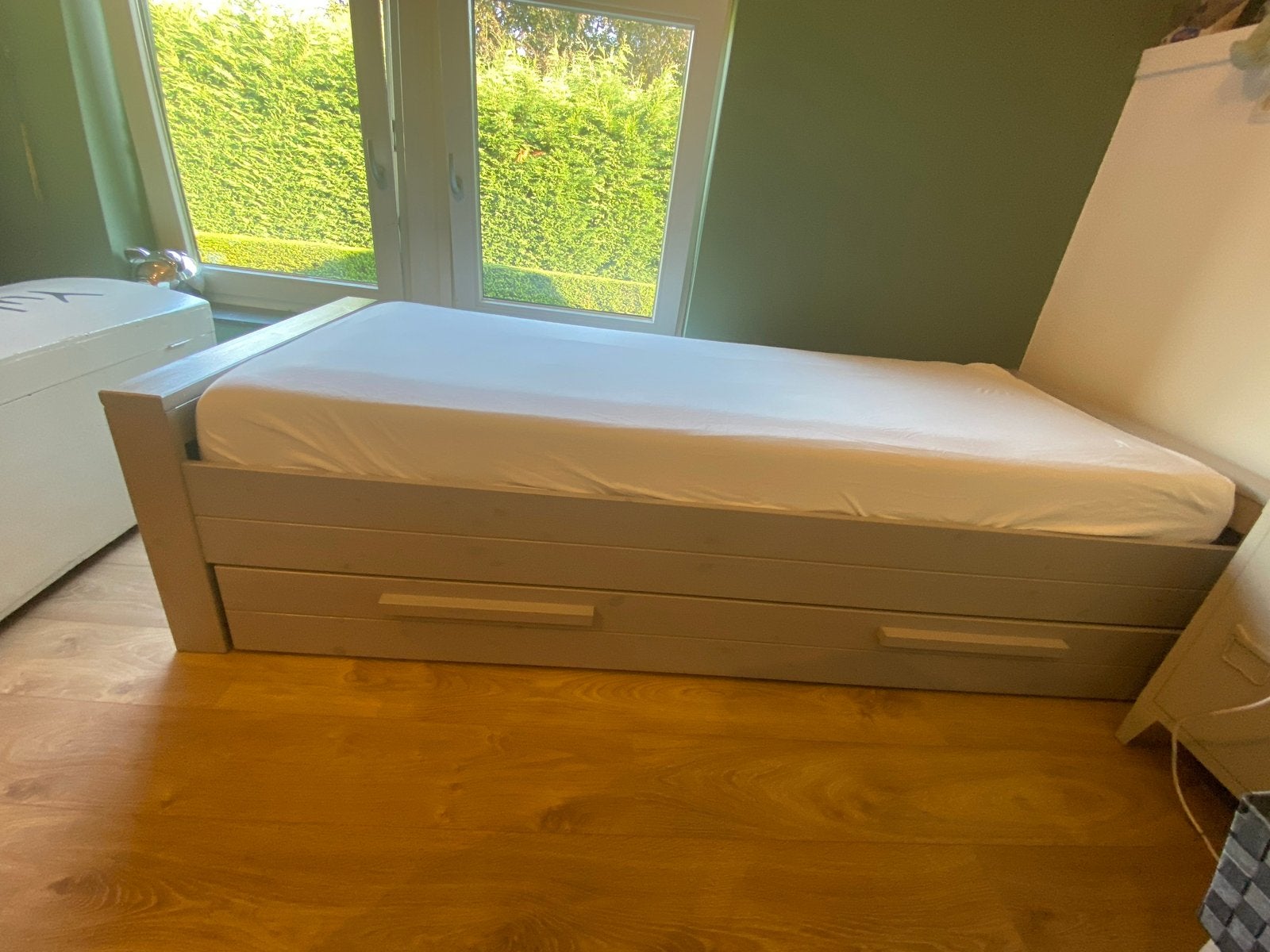 Woood Dennis Eenpersoonsbed 90x 200  met uitschuifade grijs, Ophalen, 90 cm, Eenpersoons, Zo goed als nieuw