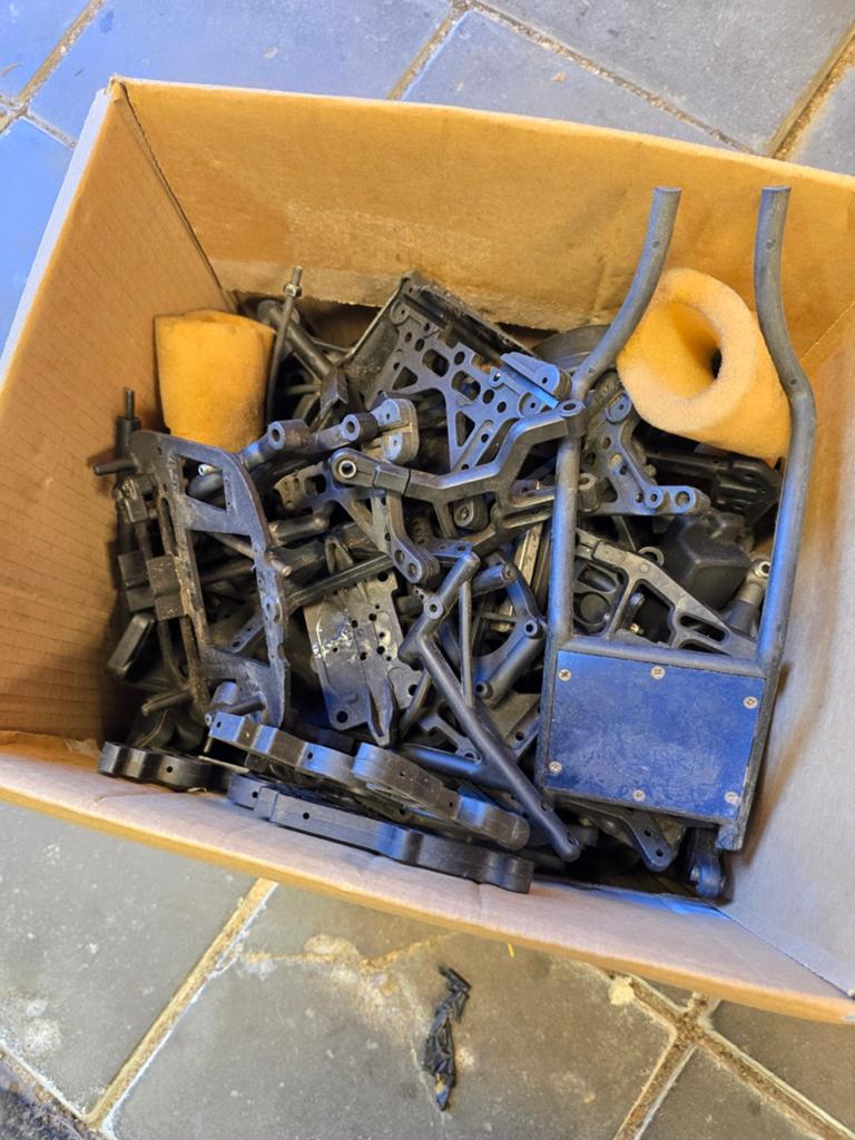 Grote doos vol diverse FG RC auto plastic onderdelen, Hobby en Vrije tijd, Benzine, Gebruikt, Ophalen of Verzenden, Onderdeel