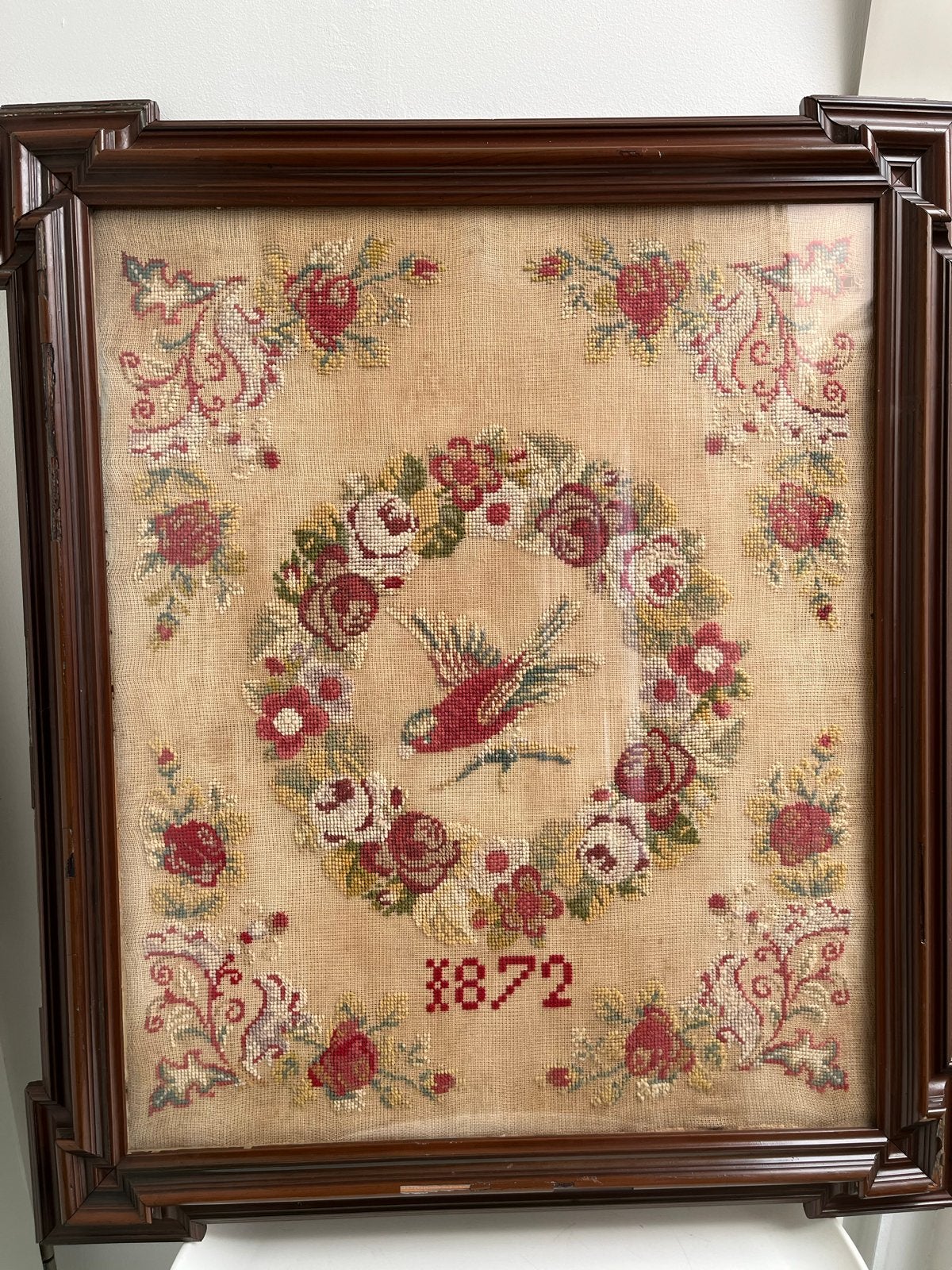 Antiek ingelijst borduurwerk uit 1872 met vogel en bloemen, Ophalen