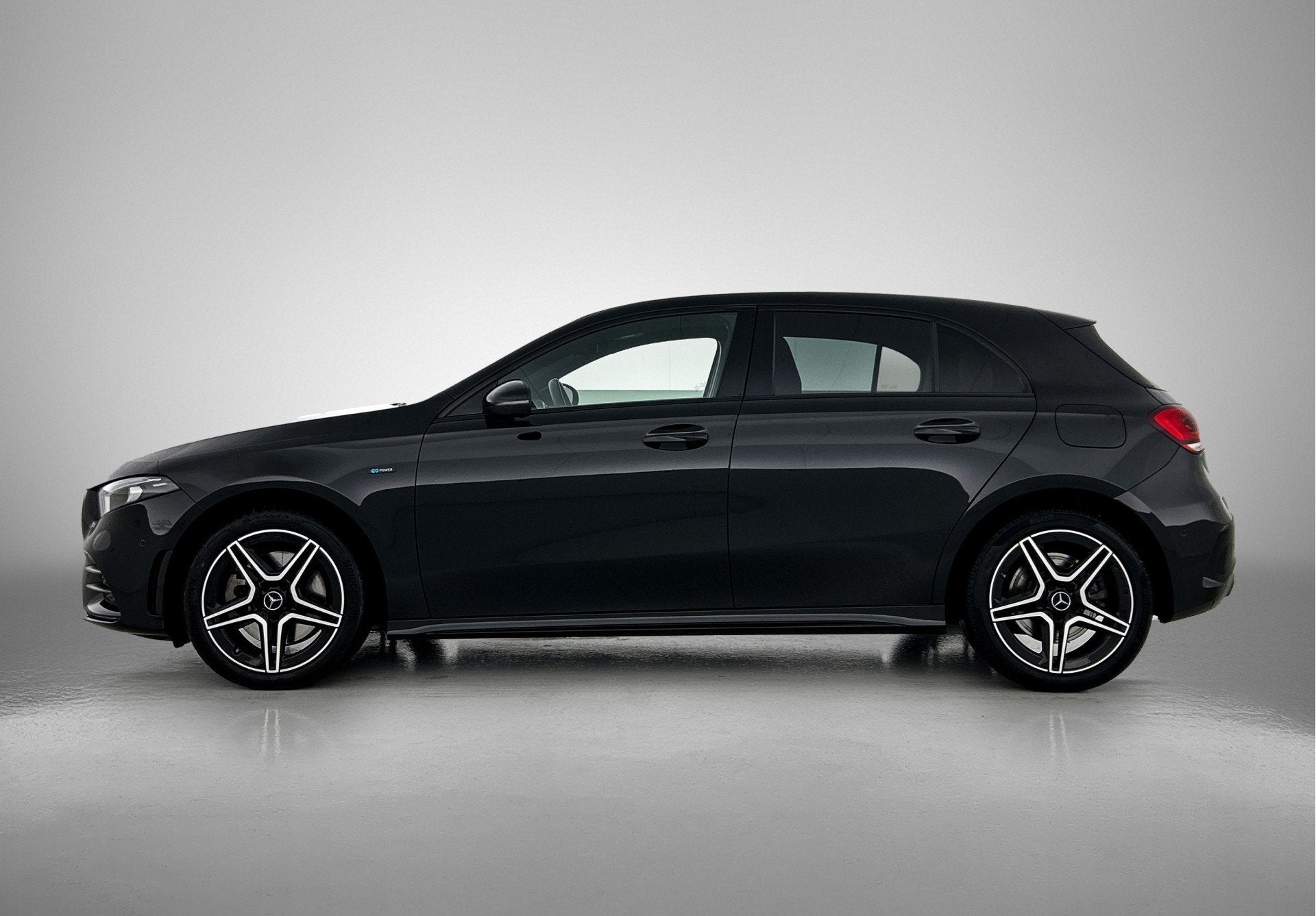 Mercedes-Benz A-Klasse 250 e Business Solution AMG Limited 5, 12 maanden, Gebruikt, 4 cilinders, 15 kWh