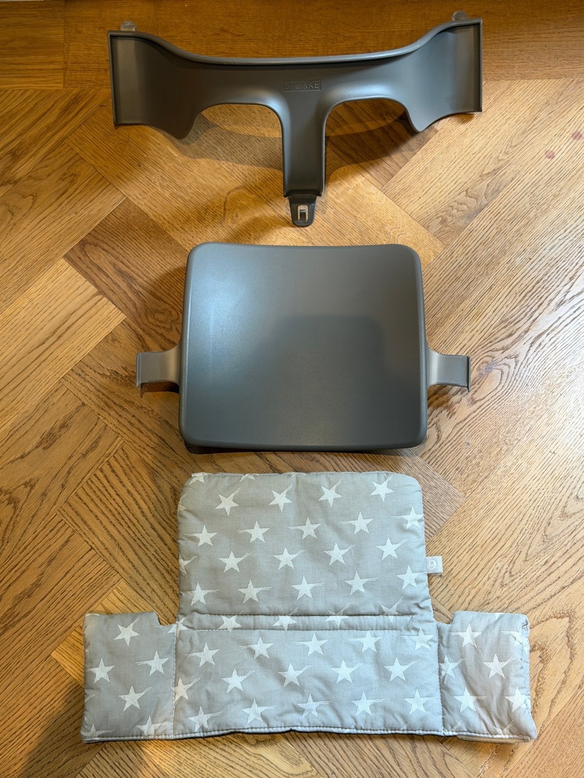 Stokke stoelverkleiner met rugkussentje grijs, Ophalen of Verzenden, Zo goed als nieuw, Overige typen, Stoelverkleiner