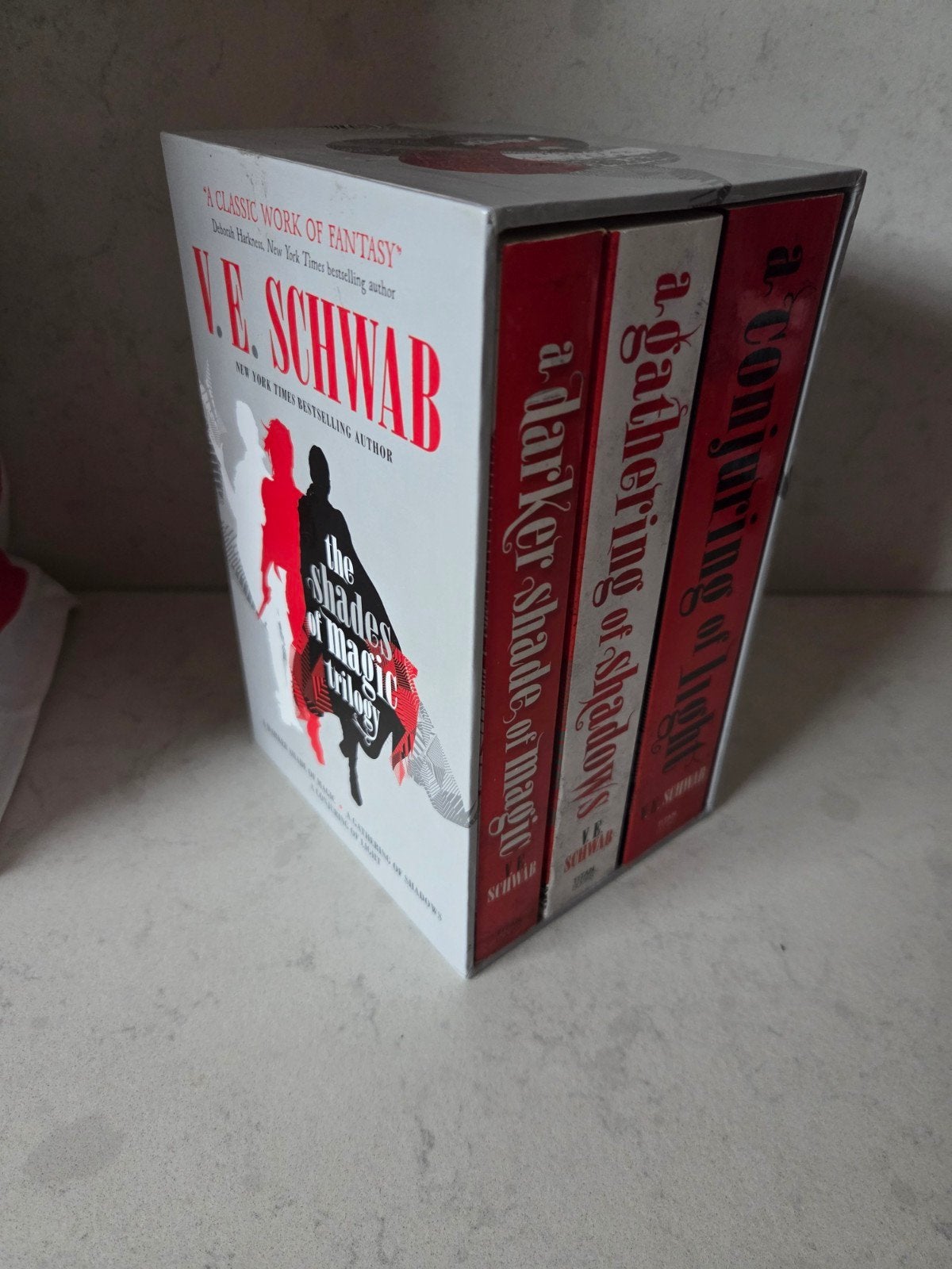 V.E. Schwab - Shades of Magic Trilogy boxset, Ophalen of Verzenden, Zo goed als nieuw