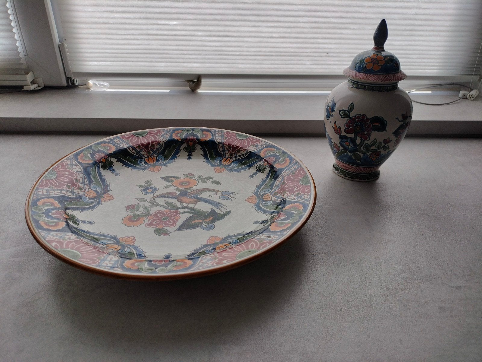 Makkums aardewerk decoratieve schaal en vaas met bloemen, Ophalen