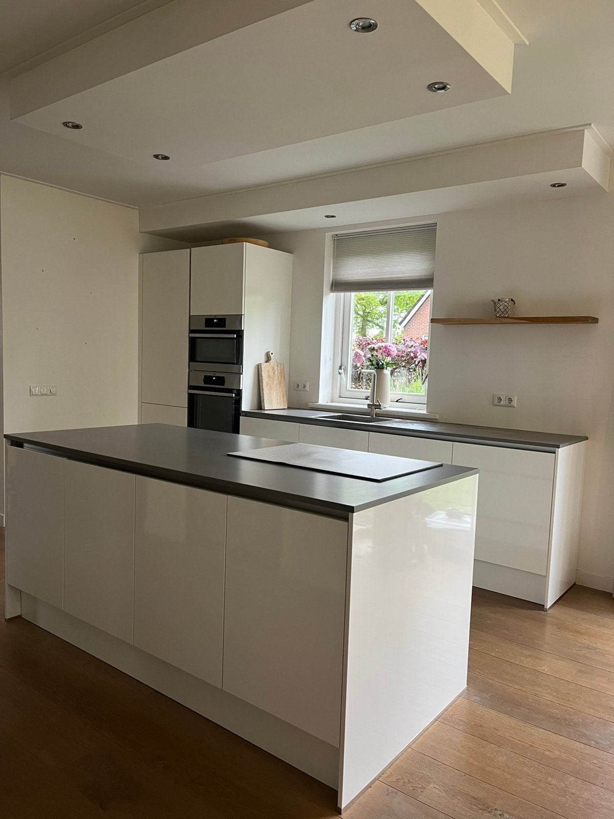 Moderne greeploze keuken met kookeiland (7 jaar oud), Ophalen, Overige typen, Zo goed als nieuw, Met kookeiland