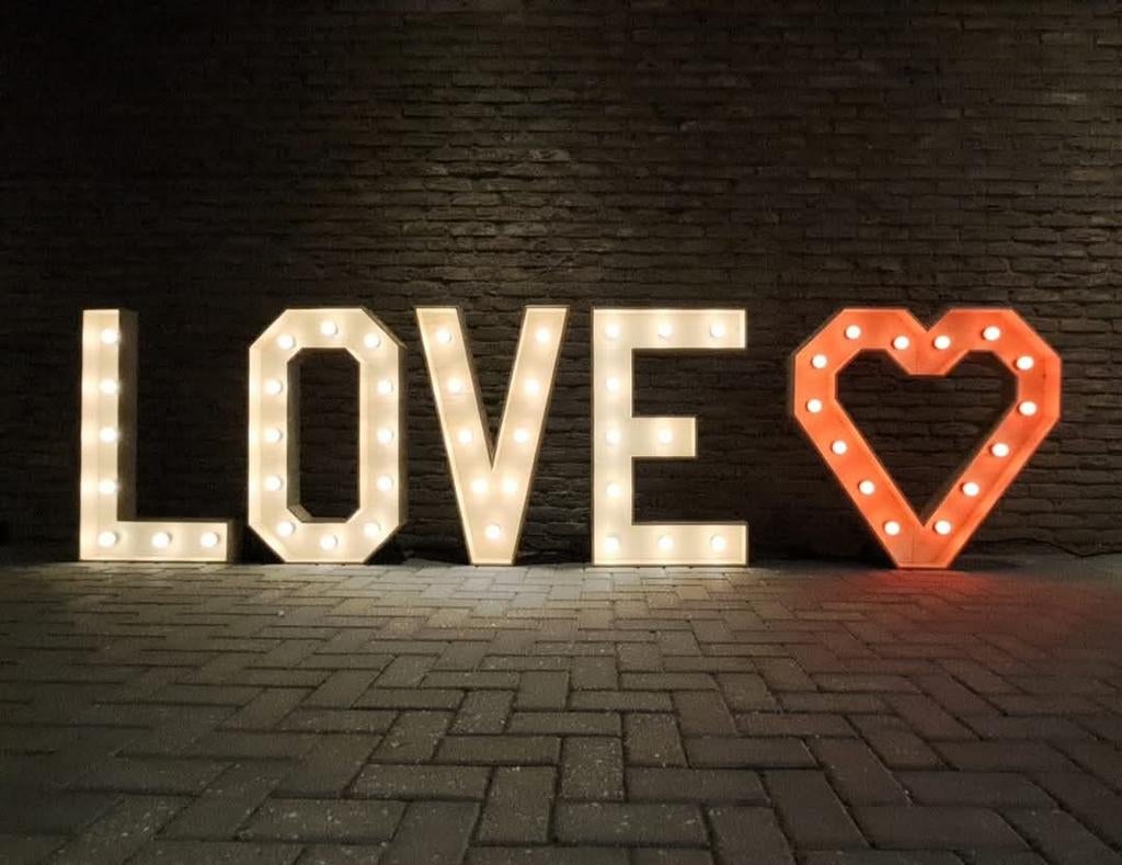 LOVE-letters met rood hart te huur!, Ophalen of Verzenden, Zo goed als nieuw, Geboorte of Huwelijk