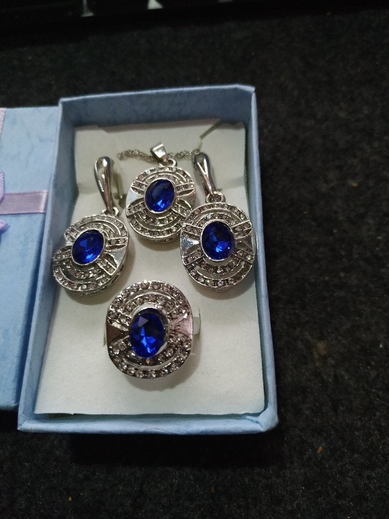 Mooie verzilverd sieraden set met blauwe kristalen, Met kristal, Nieuw, Ophalen of Verzenden, 17 tot 18