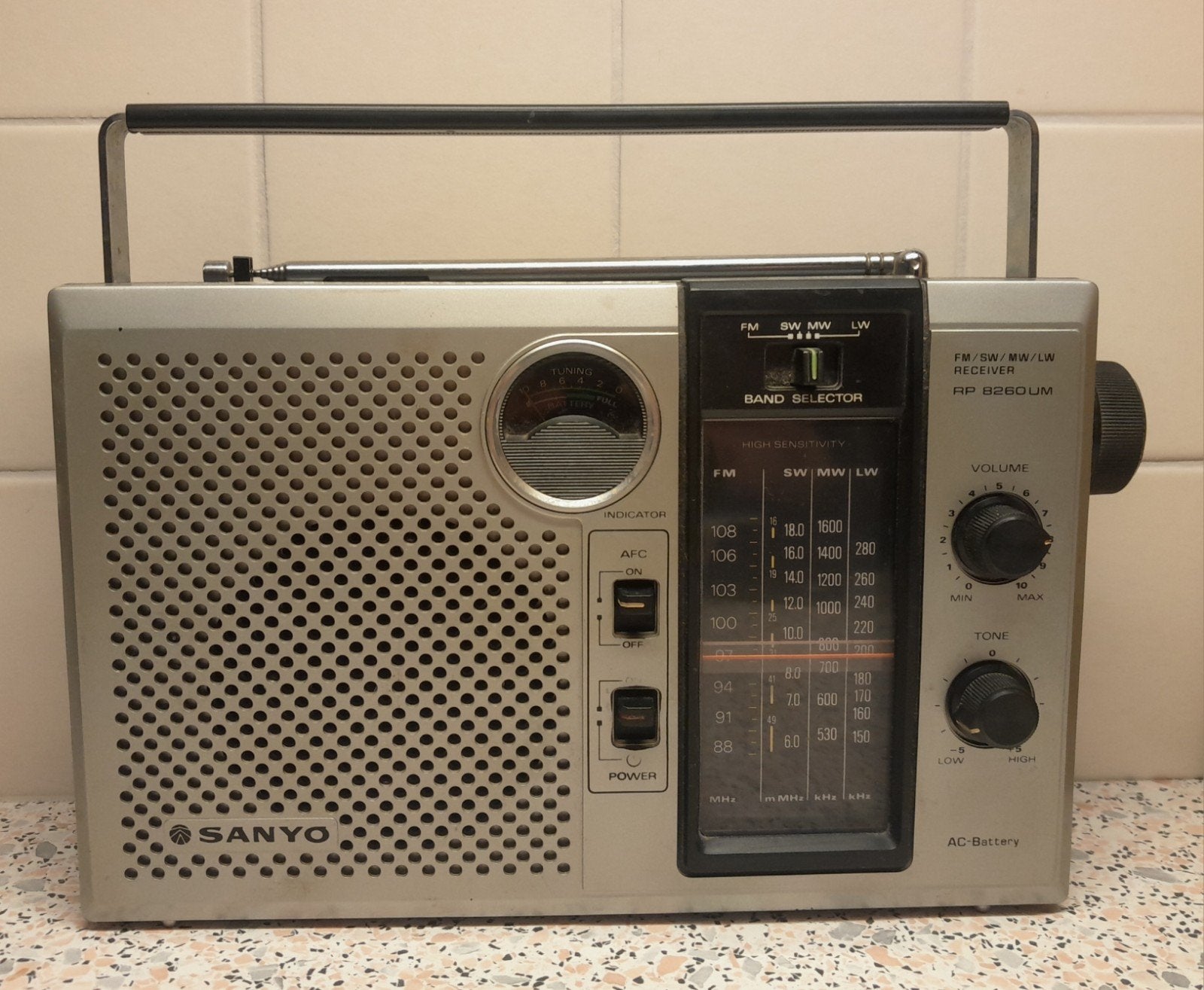 Sanyo RP 8260UM Vintage Radio - Draagbare Wereldontvanger, Ophalen