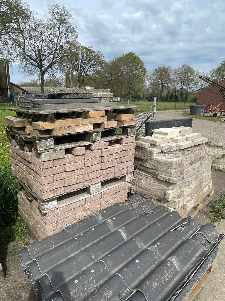 Bakstenen en golfplaten te koop, Ophalen, Gebruikt, Bakstenen