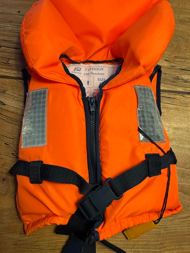 2x reddingsvest ( 20 tot 30 kilo ) maat xs, Ophalen, Zo goed als nieuw, Kind, Reddingsvest of Zwemvest