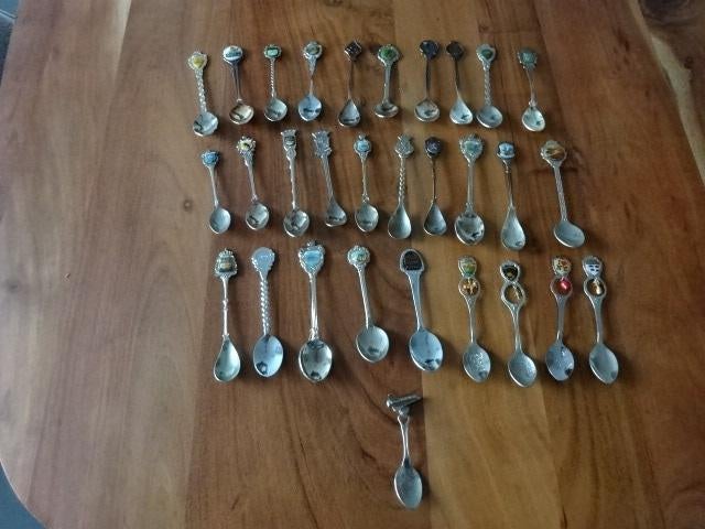 30 lepeltjes van verschillende steden / landen / plaatsen, Ophalen of Verzenden