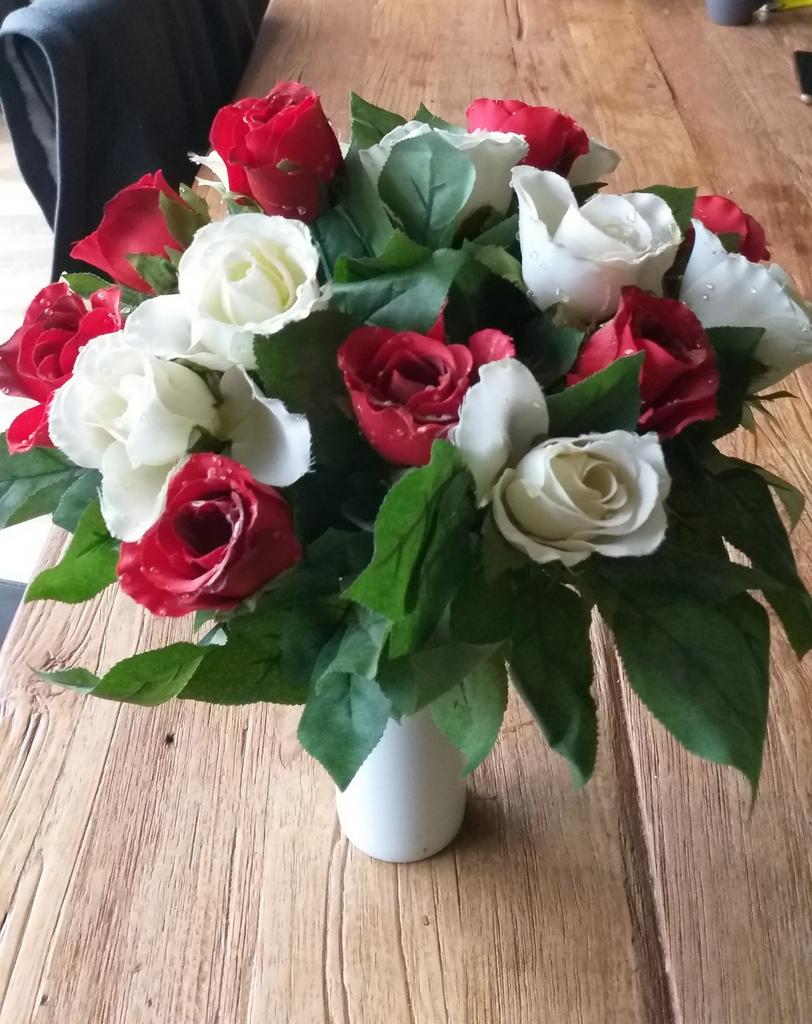 Kunstrozen Boeket - Rood & Wit, Huis en Inrichting, Woonaccessoires | Kunstplanten en Kunstbloemen, Ophalen, Zo goed als nieuw