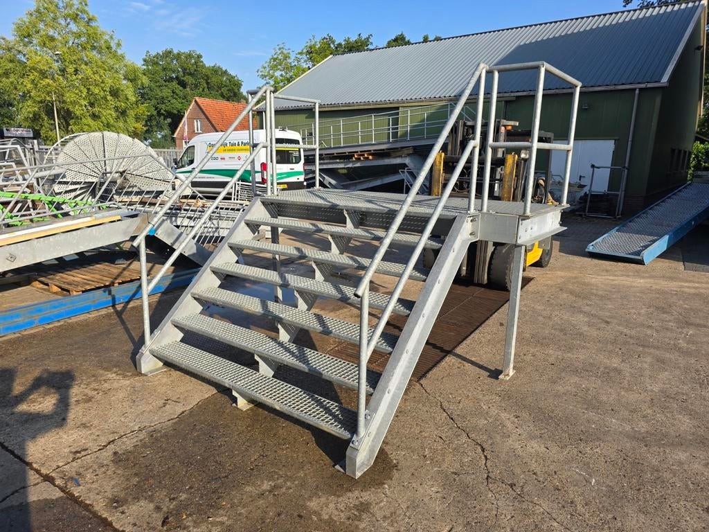 Stalen bordestrap gegalv. Hoog 1.33mtr. Nob114, Ophalen, Zo goed als nieuw